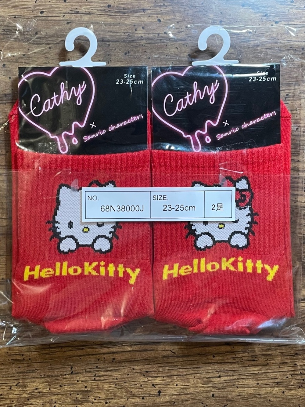 Cathy & Sanrio Characters. Red Socks with print of Hello Kitty. Size: 23-25 cm.